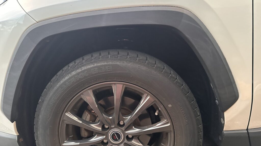 RAV4 50系に装着した225/65R17タイヤと17インチホイールの外観