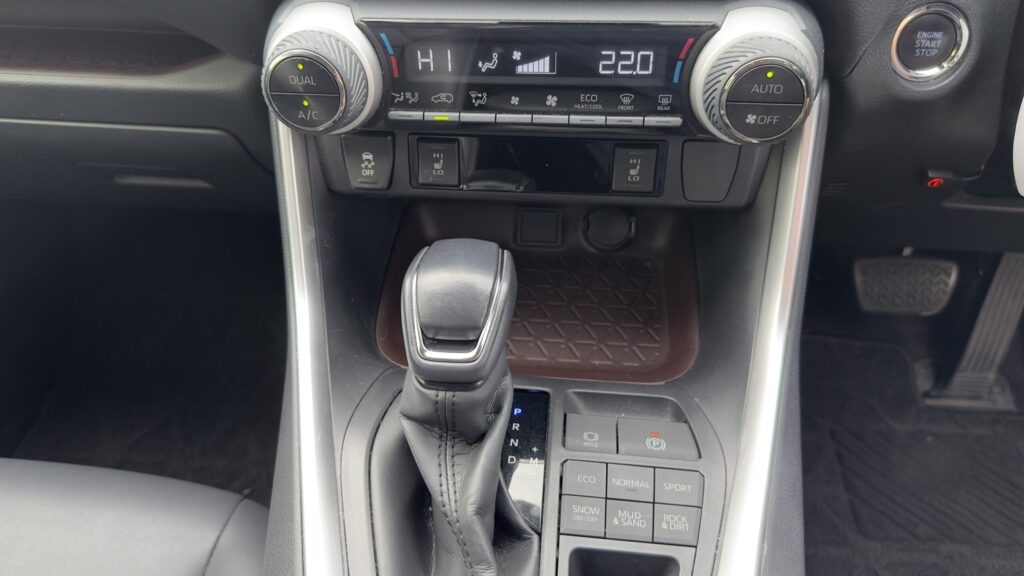 5代目RAV4 50系ガソリン4WDのシフトレバーとドライブモード切替スイッチ