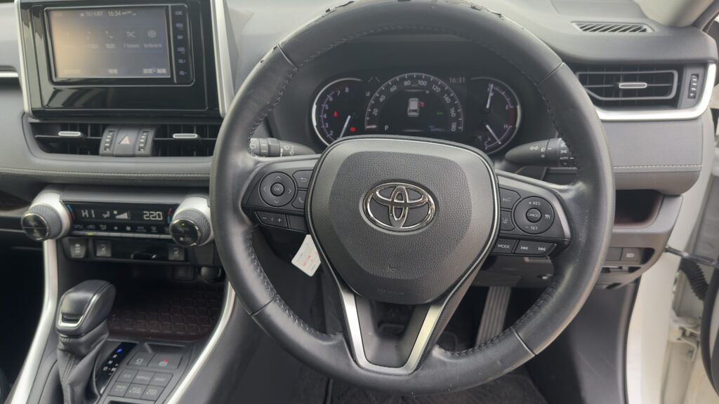 筆者所有のRAV4 50系ガソリン4WDの運転席コックピット