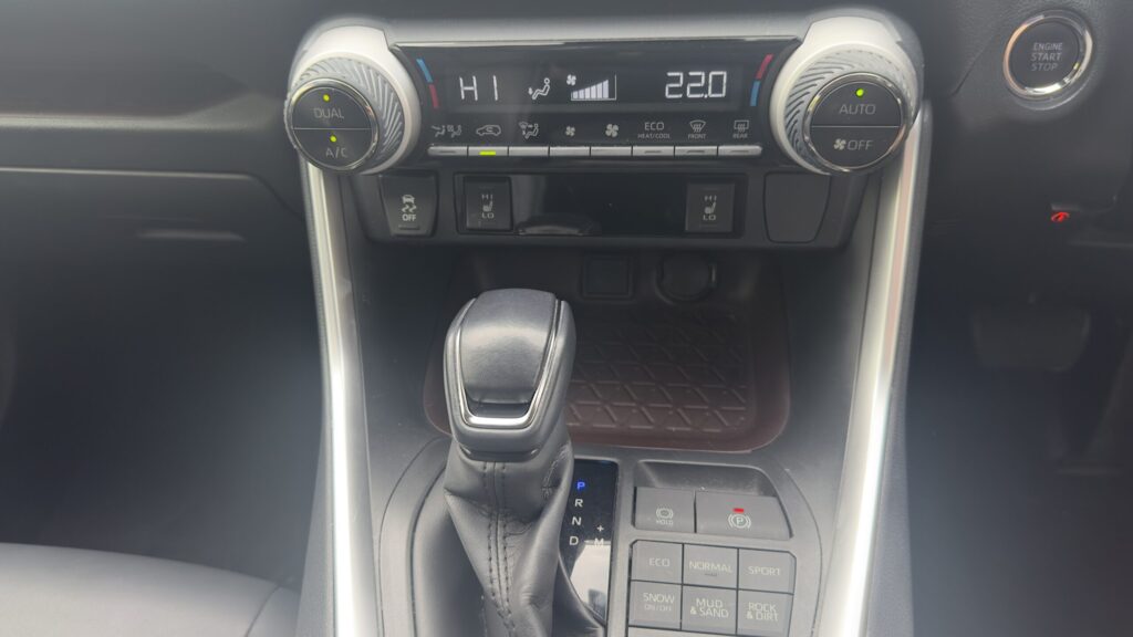 RAV4 50系ガソリン4WDのエアコン操作部、シフトレバー、走行モードスイッチ