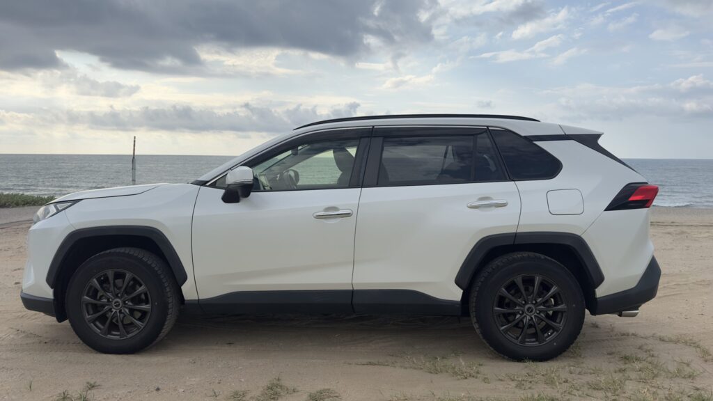 RAV4 50系ガソリン4WDの側面から見た全長と車高のバランス