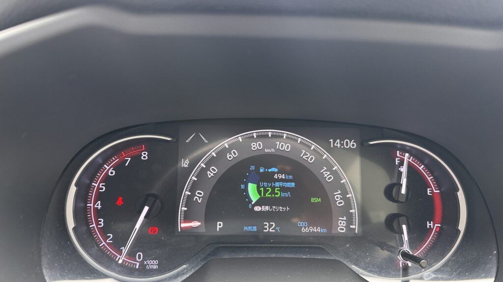 走行距離66944kmを表示したRAV4 50系のメーター