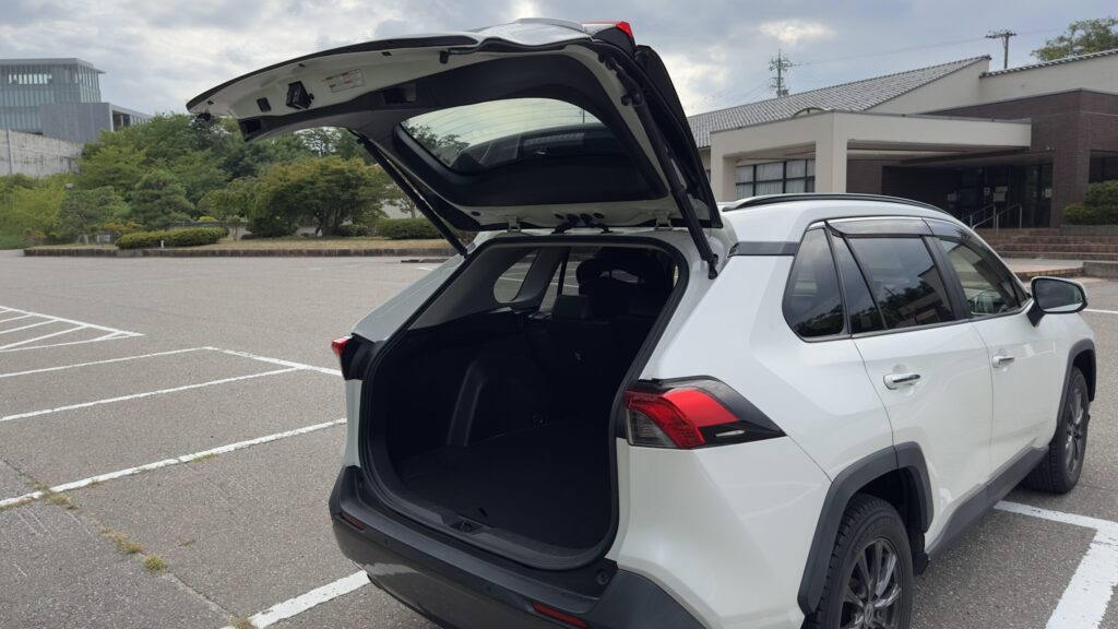 5人乗りRAV4 50系のバックドアを開けた広い荷室