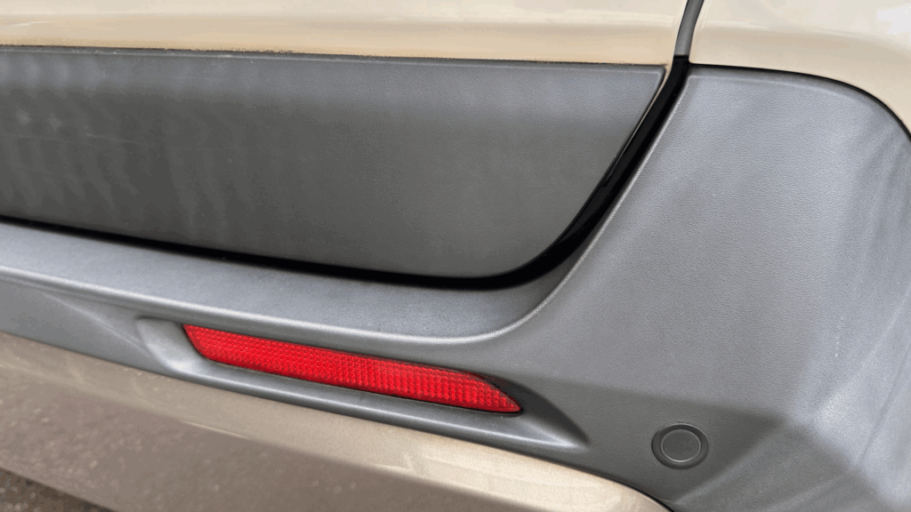 RAV4 50系リアバンパーのクリアランスソナーと駐車時に役立つセンサー
