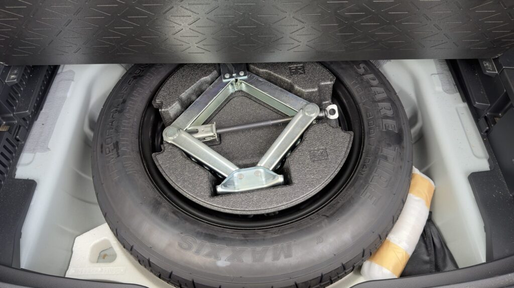 RAV4 50系のラゲッジ床下に収納されたスペアタイヤとタイヤ交換用車載ジャッキ