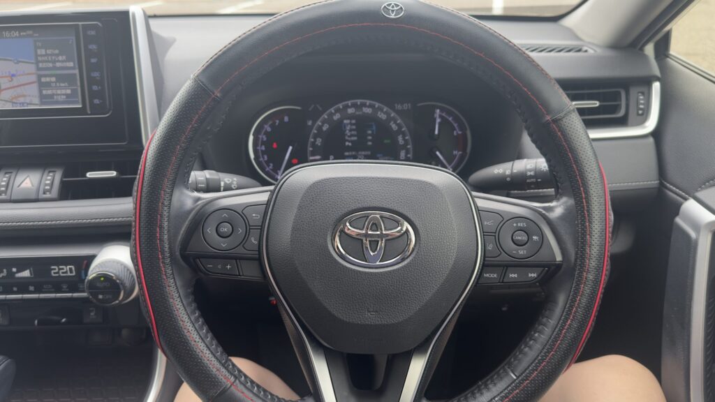 RAV4 50系の運転席から見たステアリングと前方視界