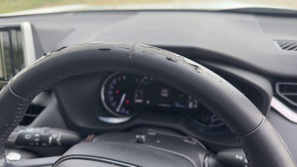 長期間使用したRAV4 50系のステアリング表皮に見られる剥がれ